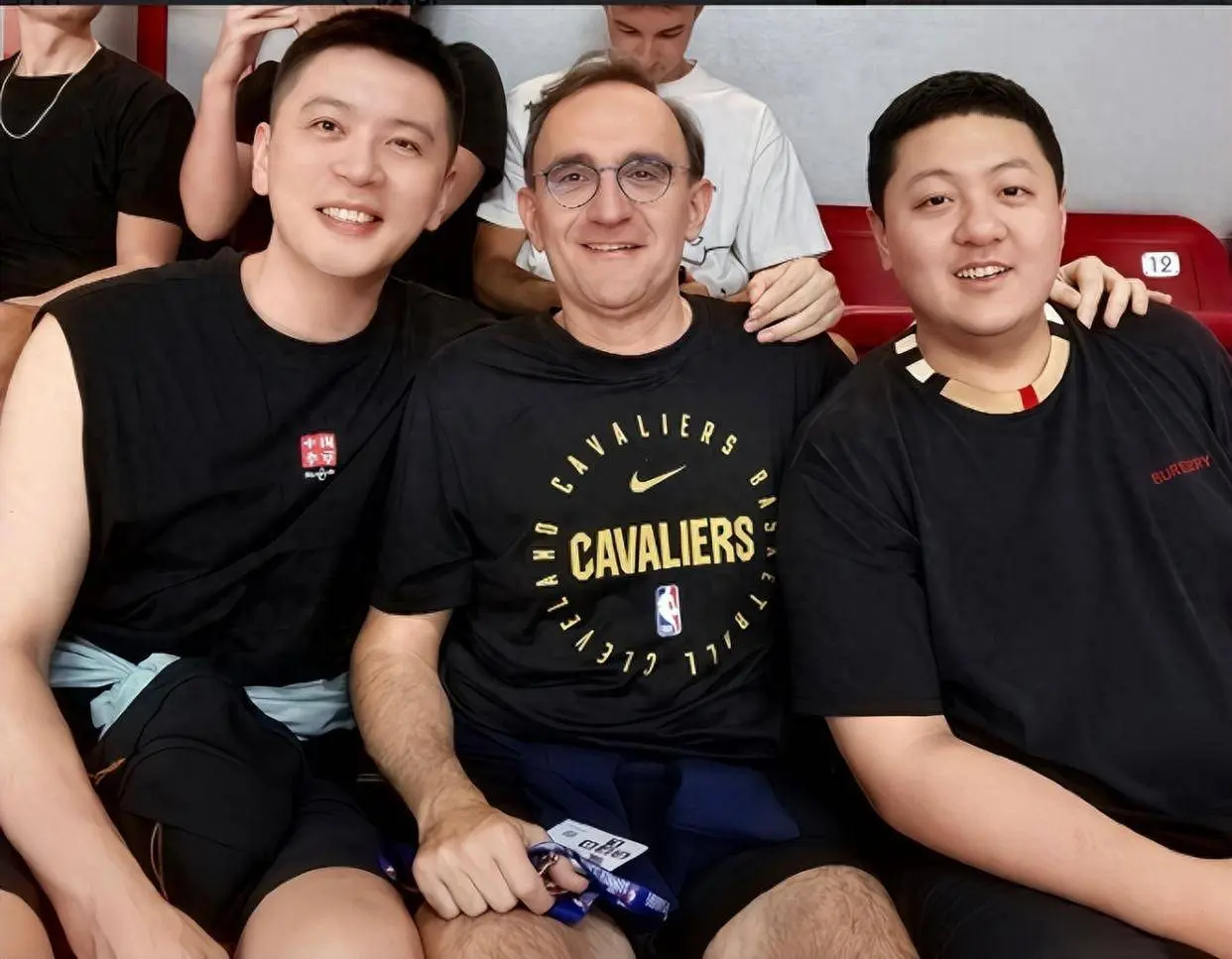 朗同时在场 朗同时在场